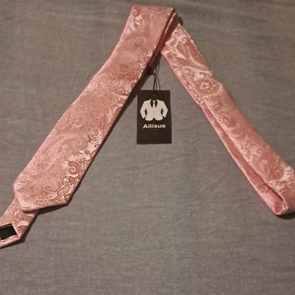 🪱NWT Men's pink paisley Designer tie fashionable accessory For all occasions